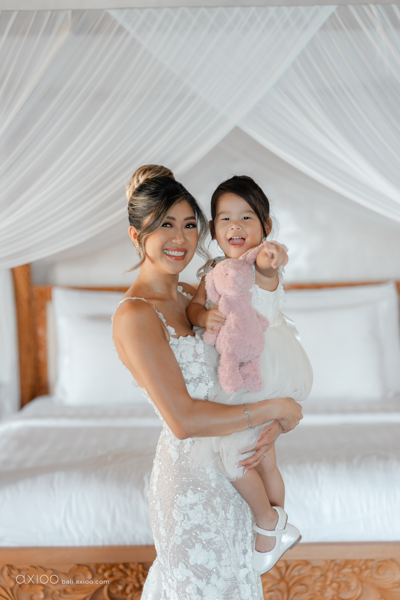 Axioo: Little Scene Stealers